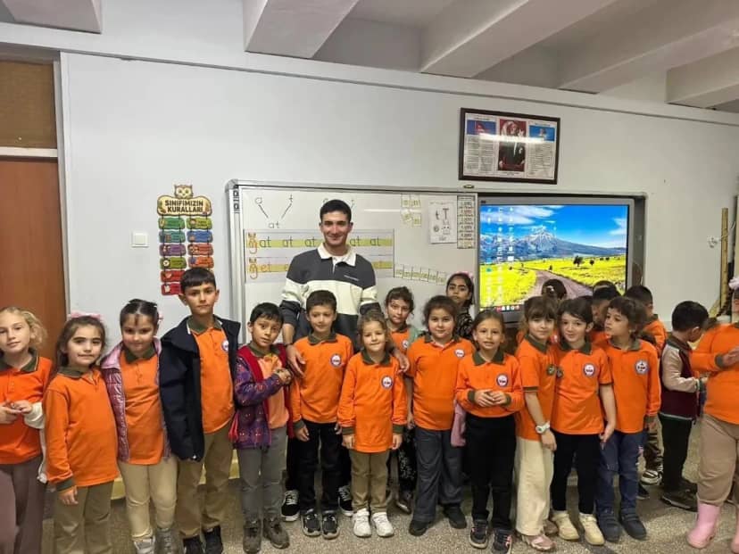 Yeşilay gönüllüleri Erfelek'te öğrencilere bağımlılıkla mücadele eğitimi verdi