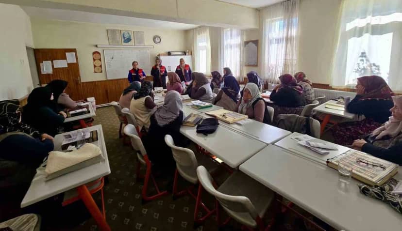 Afyonkarahisar'da kadın çiftçilere zoonoz hastalıklardan korunma yolları anlatıldı