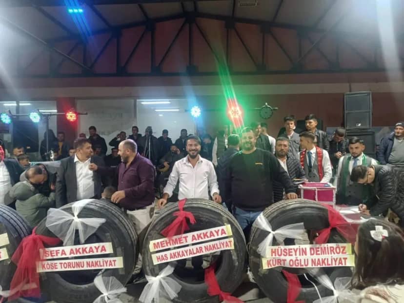 Afyonkarahisar İscehisar'da düğünde damada 4 kamyon lastiği hediye edildi