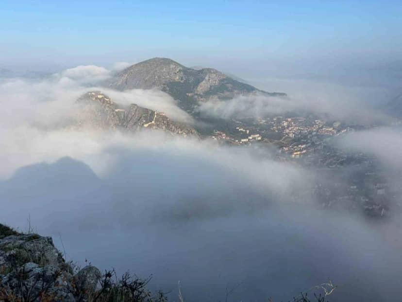 Amasya'da sis denizi Yalıboyu Evleri'nde kartpostallık görüntüler oluşturdu