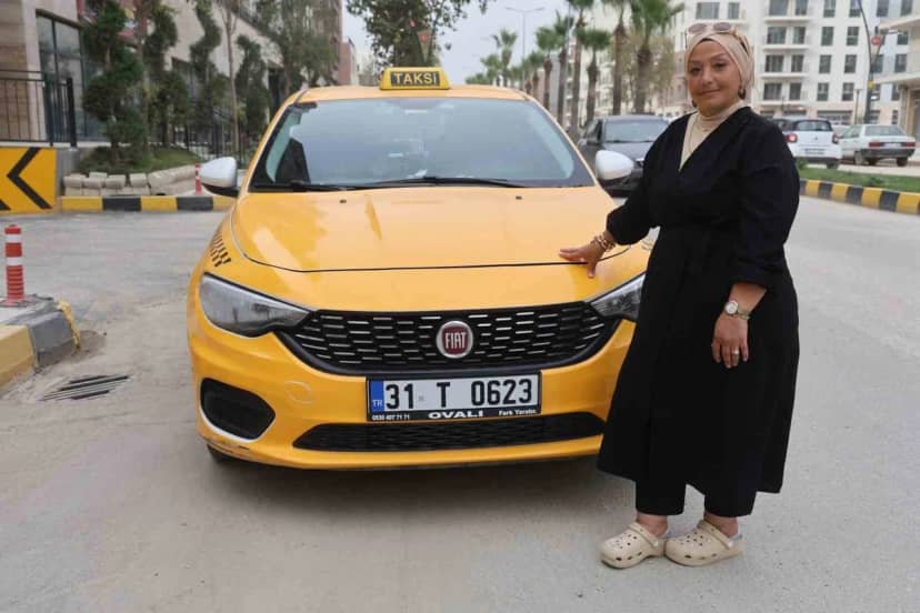 Antakya'da taksicilik yapan kadın, günde ortalama 15 saat direksiyon sallıyor