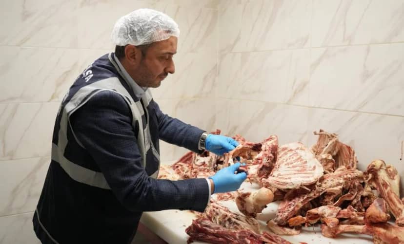 Az kalsın sofralarımıza gelecekti! İstanbul'da 15 ton bozulmuş et ele geçirildi