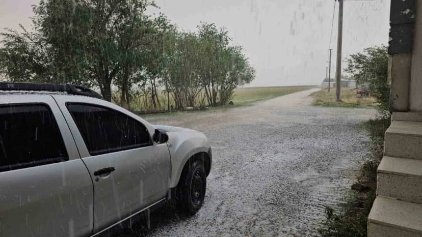 Bitlis'in Adilcevaz ilçesinde dolu yağışı cadde ve sokakları beyaza bürüdü