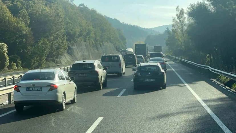 Bursa-Ankara karayolunda türbin kanadı taşıyan tırlar için trafik kesildi