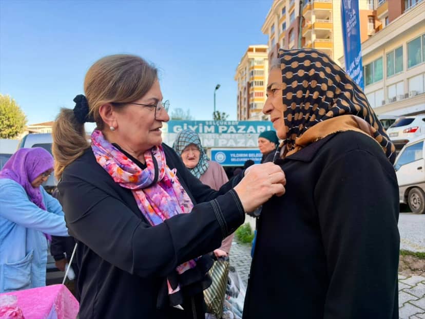 Bursa Büyükşehir Belediyesi meme kanseri farkındalığı için pembe kurdele dağıttı