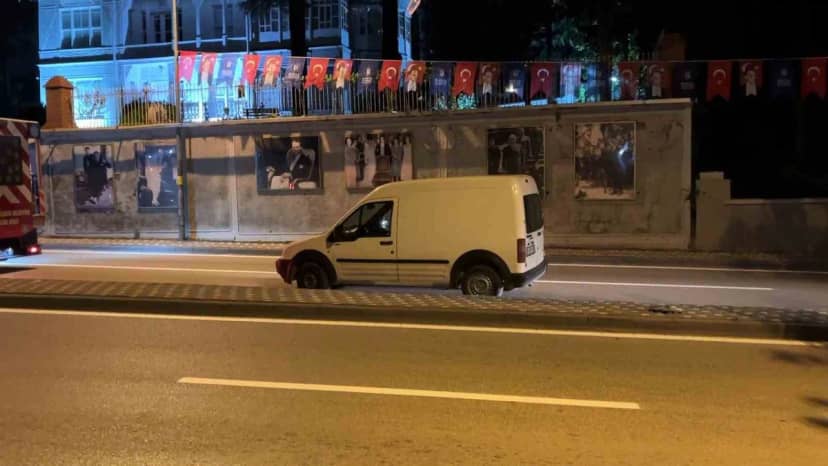 Bursa'da 2.94 promil alkollü sürücü kaldırıma çıkıp gazeteciyi tehdit etti