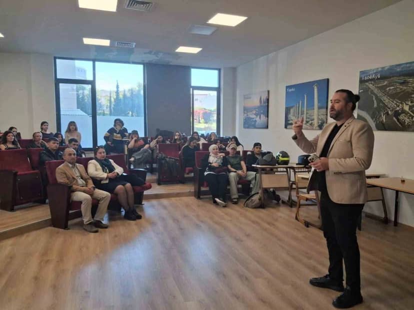 Denizli Gazeteciler Cemiyeti Başkanı Tokmak, öğrencilere deneyimini anlattı