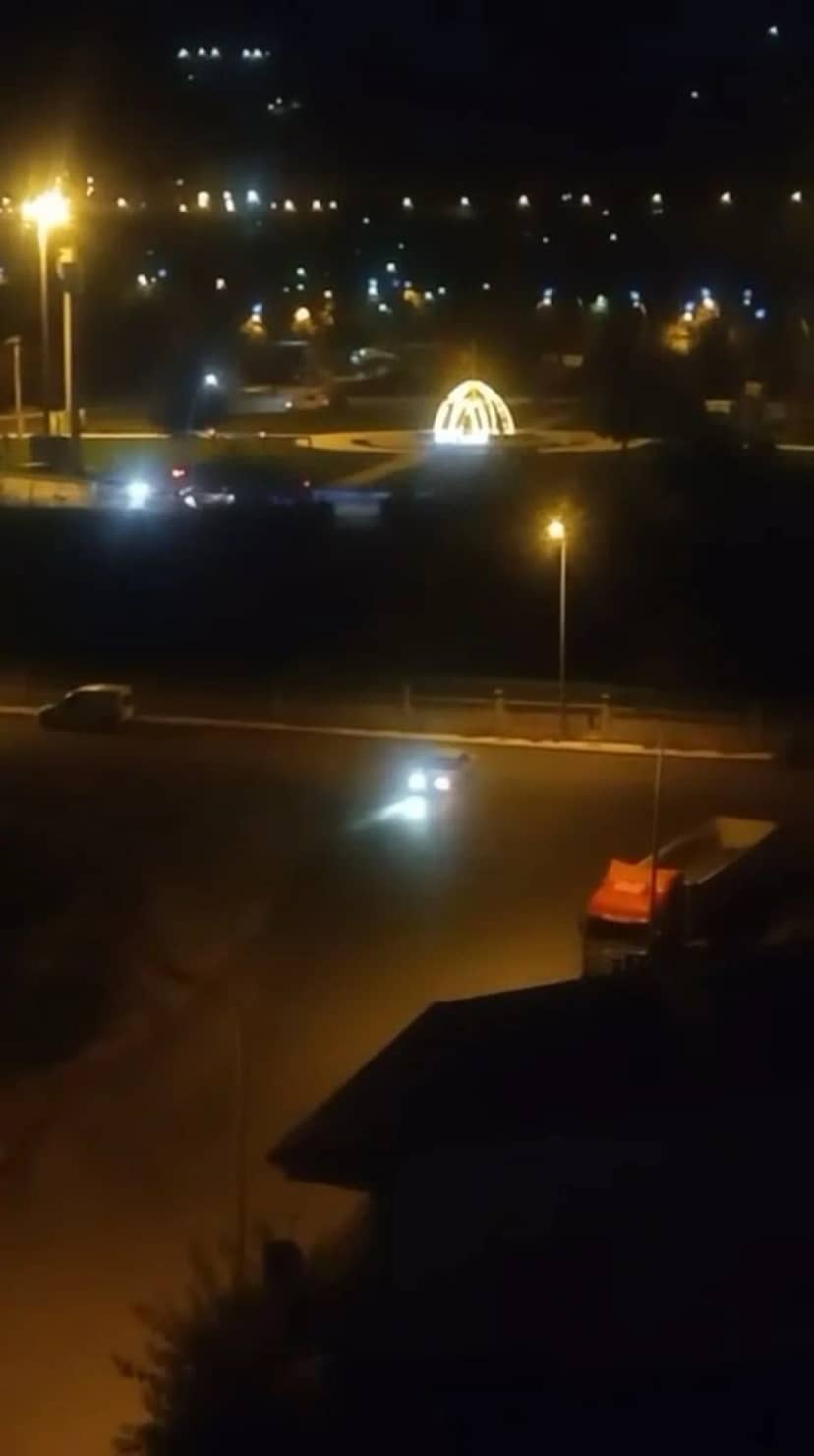 Elazığ'da kendi ekseninde dönen otomobilin drift anları kameraya yansıdı