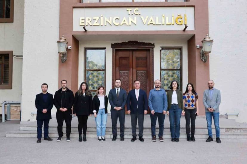 Erzincan Valisi Aydoğdu, eğitim için gelen iletişim uzmanlarını kabul etti