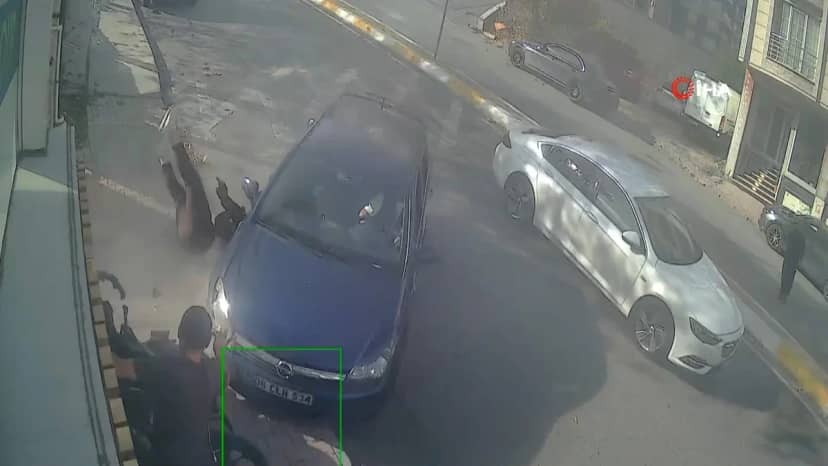 Esenyurt'ta kontrolden çıkan otomobil dehşet saçtı! Önce motorcuya sonra yayaya çarptı