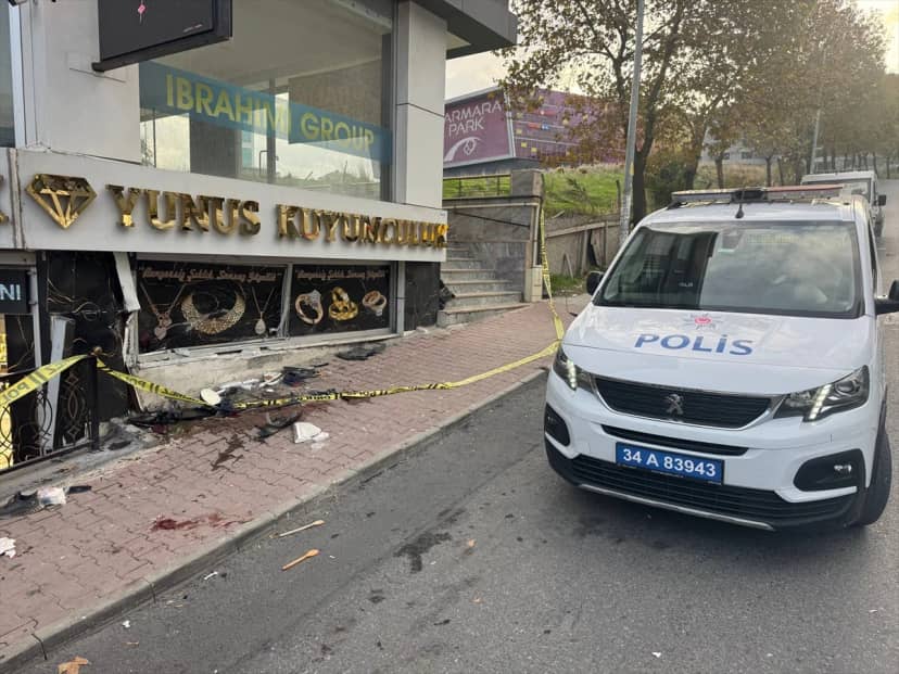 Esenyurt'ta otomobil motosiklet ve yayaya çarptı, 3 kişi hastaneye kaldırıldı
