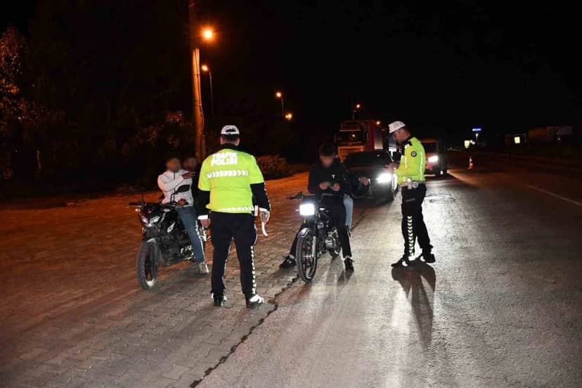 Hatay Dörtyol'da trafik ekipleri D-817'de alkol ve kask denetimi yaptı