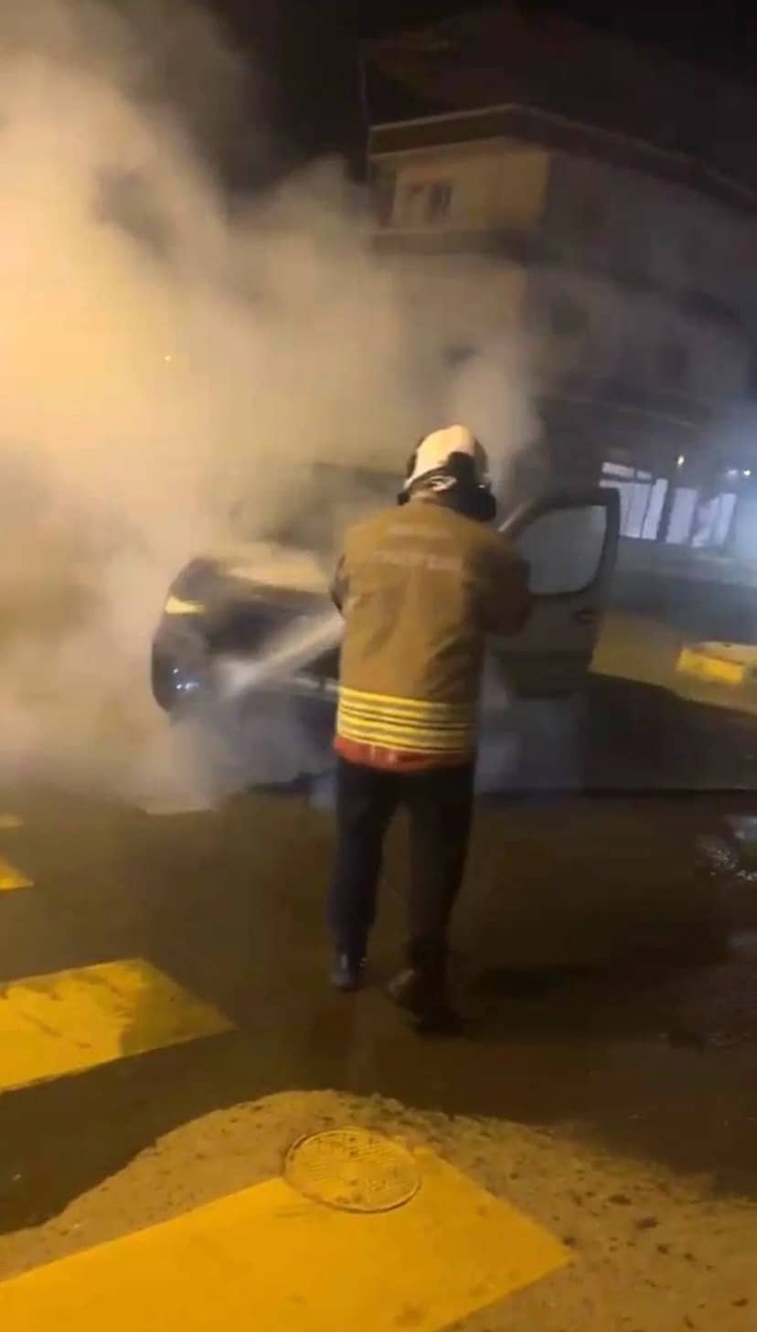 Hatay Reyhanlı'da Fiat Doblo'nun motoru alev aldı, araç kullanılamaz hale geldi