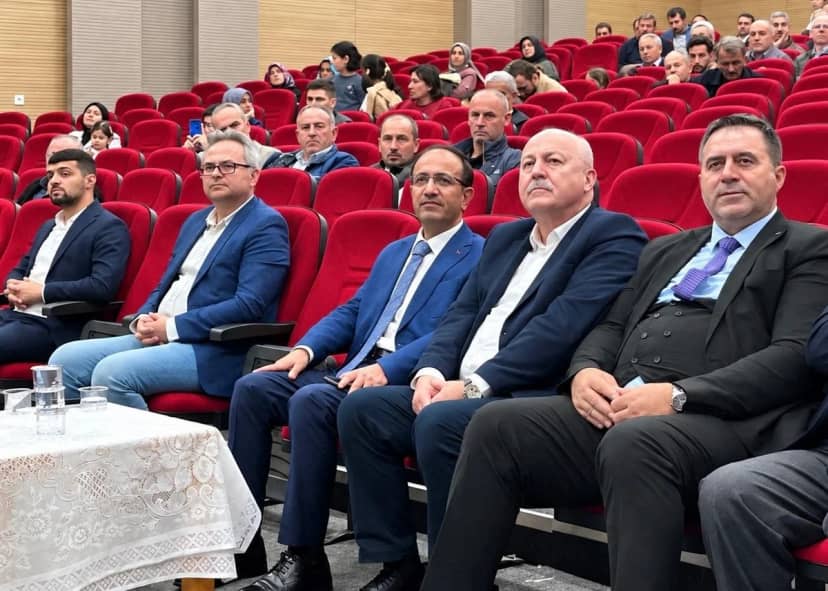 Hayrabolu'da düzenlenen konferansta Doç. Dr. Temel Kaçır güzel ahlakı anlattı