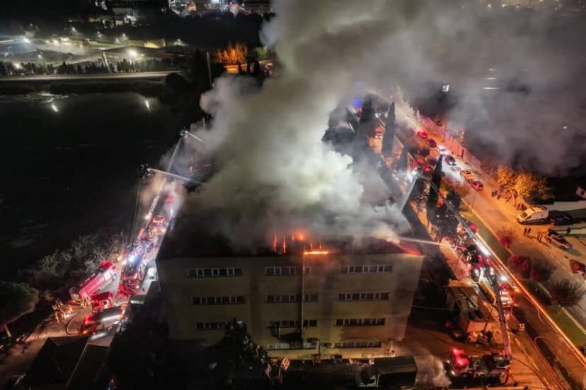 İstanbulda ayakkabı fabrikasında korkutan yangın! Alevlere 8 noktadan müdahale ediliyor