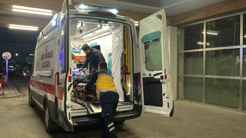 Karaman'da babasını ambulansa teslim eden sürücü kamyonetiyle domuza çarpıp yaralandı