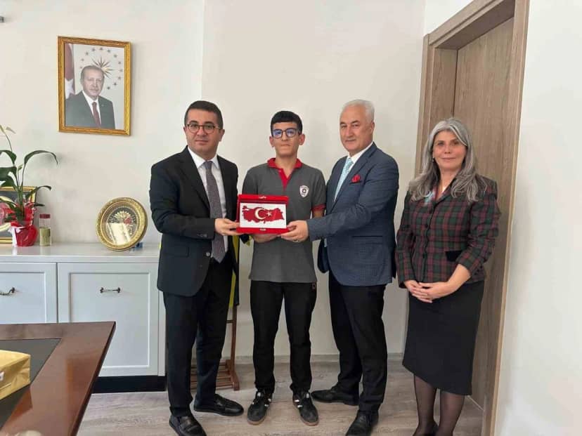 Kemalpaşa Kaymakamı, Türk bayrağını öpüp başına koyan öğrenciyi makamında kabul etti