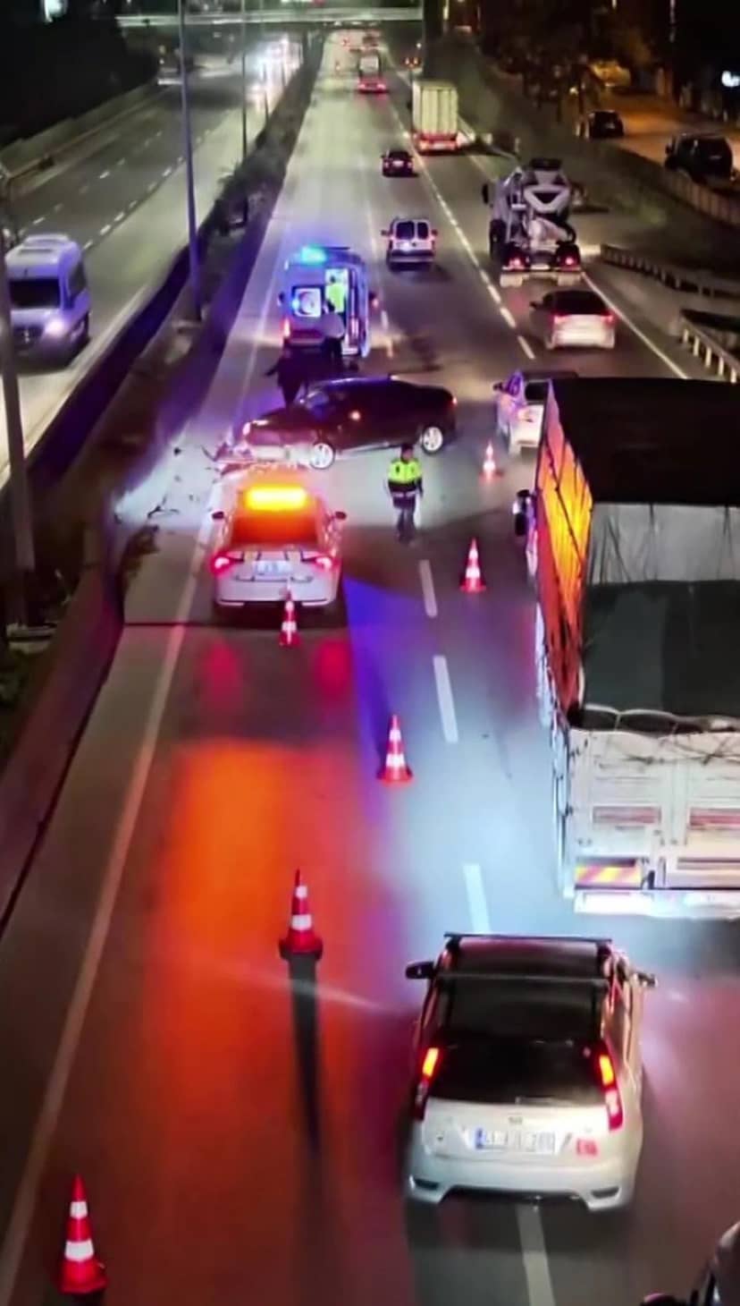 Kocaeli D-100'de tır refüje çarptı, dorse yan yattı ve sürücü yaralandı