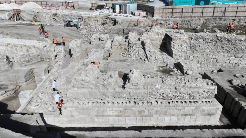 Konya'da Larende Kapısı kazısında yaklaşık 195 metrelik sur duvarı ortaya çıkarıldı