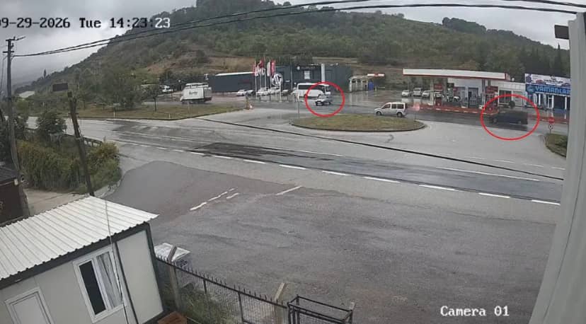 Minibüsün çarptığı otomobil ikiye bölündü, 75 yaşındaki sürücü öldü, 4 kişi yaralandı