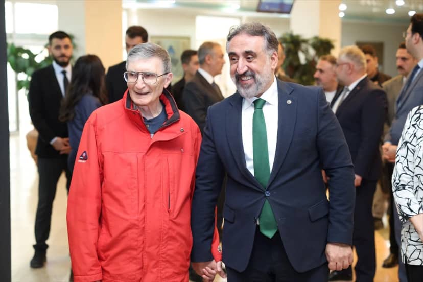 Nobel ödüllü Aziz Sancar, Mardin Artuklu Üniversitesinde şeref defterini imzaladı