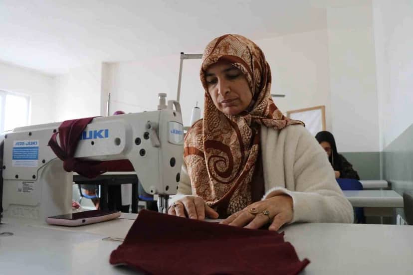 Oltu'da ADEM'deki 15 kursiyerin diktiği kıyafetler ihtiyaç sahiplerine ulaştırılıyor