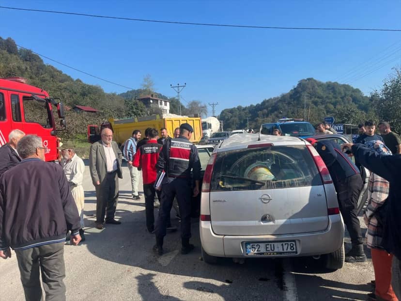 Ordu'nun Ünye ilçesinde otomobil hafriyat kamyonuna çarptı, sürücü ağır yaralandı