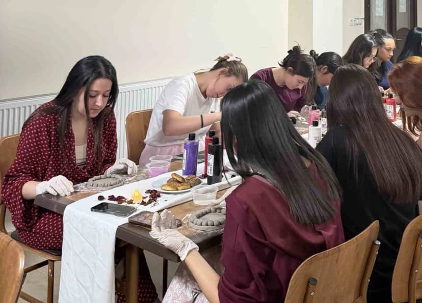 Sarıgöl GSB Yurdunda seramik atölyesi öğrencilerin hayal gücünü sanatla buluşturdu