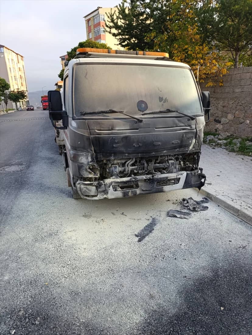 Suşehri'nde park halindeki çekicide çıkan yangın hasara neden oldu
