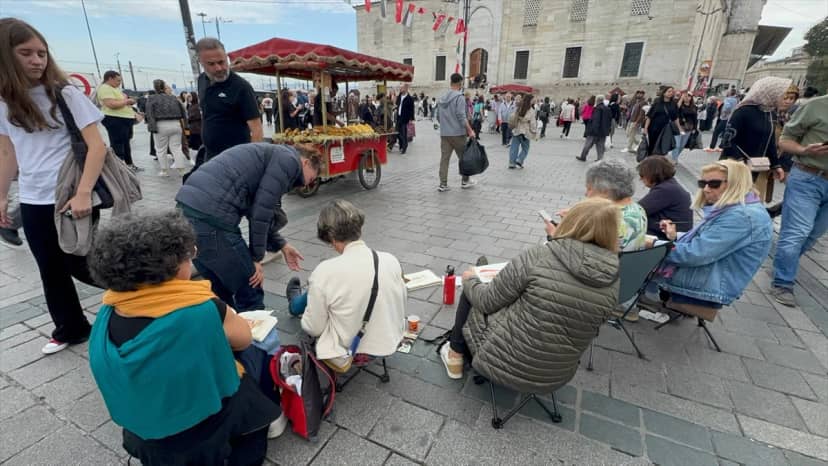 Turist kadınlar Eminönü Meydanı'nda tarihi yapıları ve günlük yaşamı tuvale taşıdı