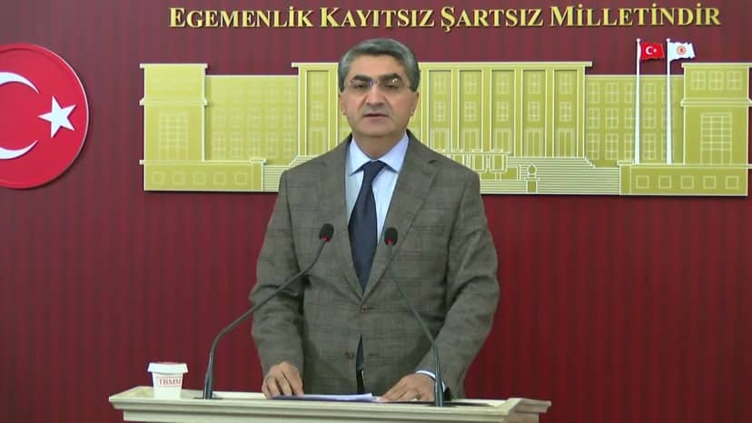 Yeni Yol Grup Başkanı Ekmen, Mersin çiftçisinin ürününü dalında bıraktığını söyledi