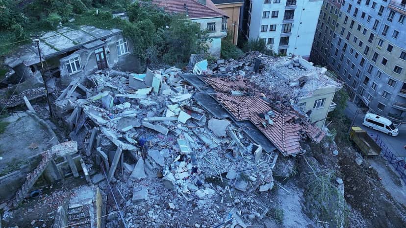 Zonguldak'ta 1 kişinin öldüğü faciada tehlike bitmedi! Sokaktaki binalar teker teker boşaltılıyor
