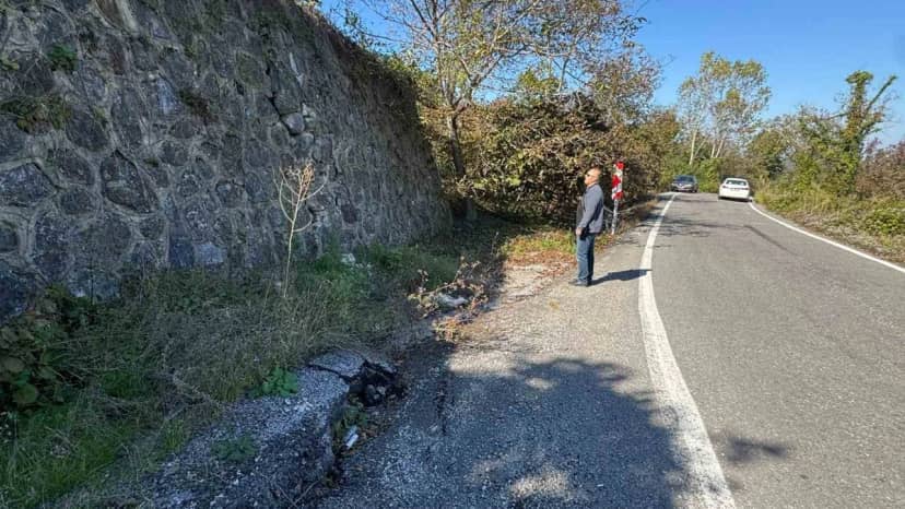 Zonguldak'ta aşırı yağış sonrası istinat duvarı çatladı, yolda heyelan başladı
