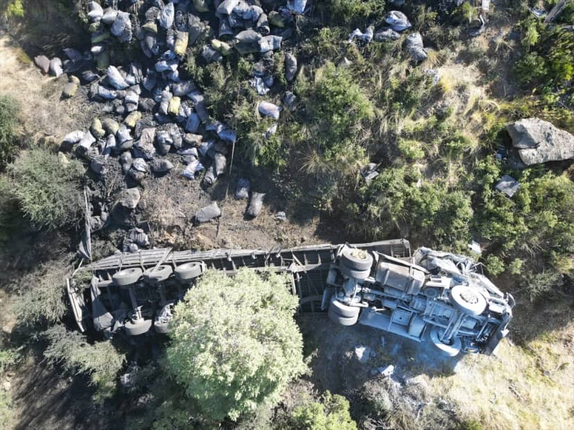 Antalya Manavgat'ta kömür yüklü tır virajdan uçuruma devrildi, 2 kişi yaralandı