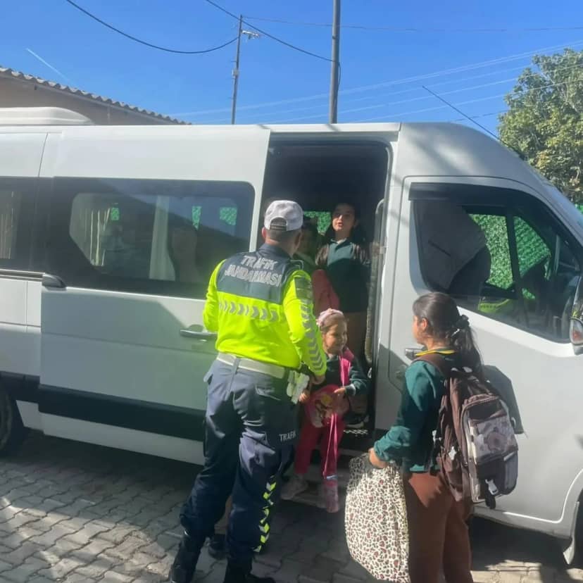 Aydın Kuyucak'ta jandarma servisleri denetledi, öğrencilere trafik eğitimi verdi