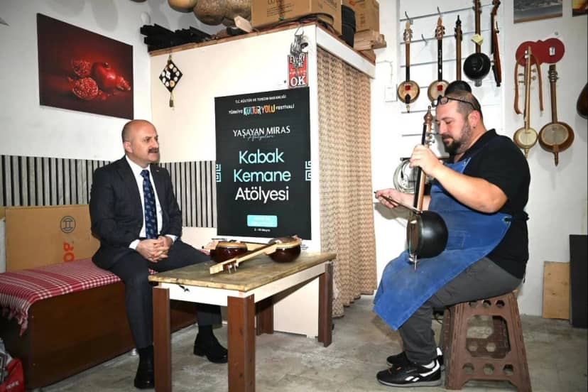 Aydın Valisi Varol, kabak kemane zanaatkarı Tuncer'i iş yerinde ziyaret etti