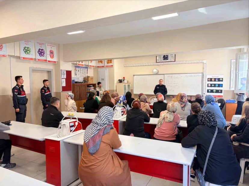 Bilecik Merkez ve Söğüt'te jandarma, velilere çocuk güvenliği semineri verdi