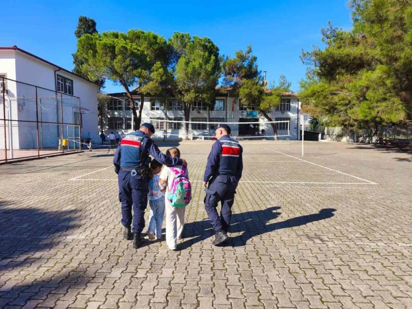 Bilecik'te jandarma ekipleri 20 okul çevresinde güvenlik denetimi yaptı