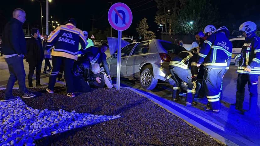 Burdur'da alkollü sürücünün kazasında kırmızı ışık ihlali öne sürüldü, 3 kişi yaralandı