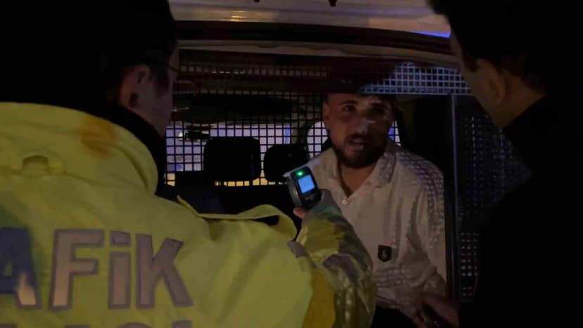 Bursa'da polisten kaçarken lambaya çarpan alkollü sürücüye 420 bin lira ceza kesildi