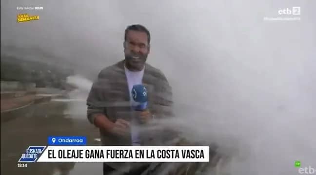Canlı yayında korkunç dakikalar! Dev dalga muhabir ve kameramanı böyle yuttu