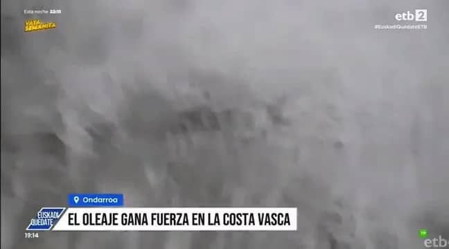 Canlı yayında korkunç dakikalar! Dev dalga muhabir ve kameramanı böyle yuttu