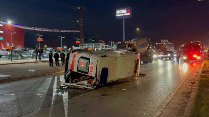 Çorum'da özel hastane ambulansı otomobille kavşakta çarpıştı, 6 kişi yaralandı