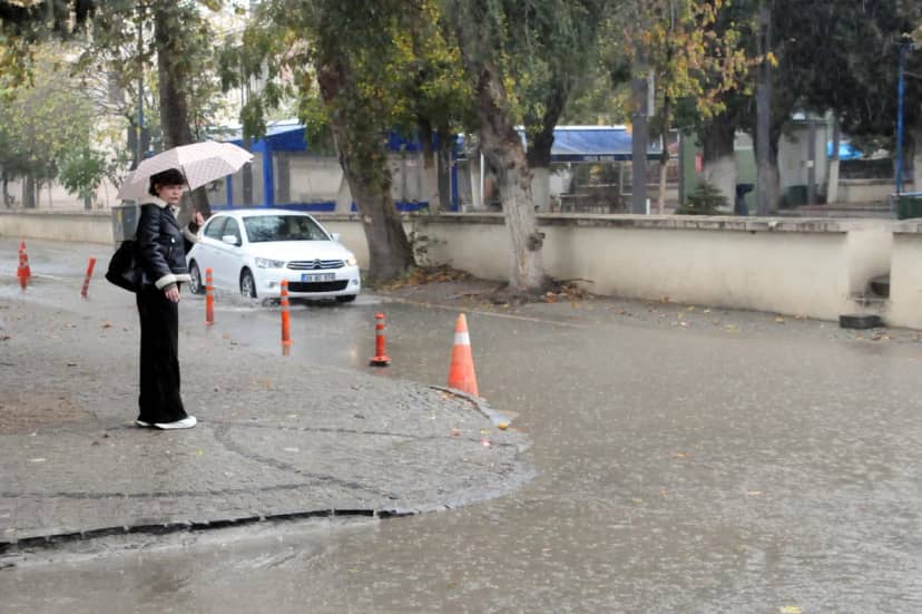 Edirne'de gök gürültülü sağanak cadde ve sokaklarda su birikintilerine yol açtı