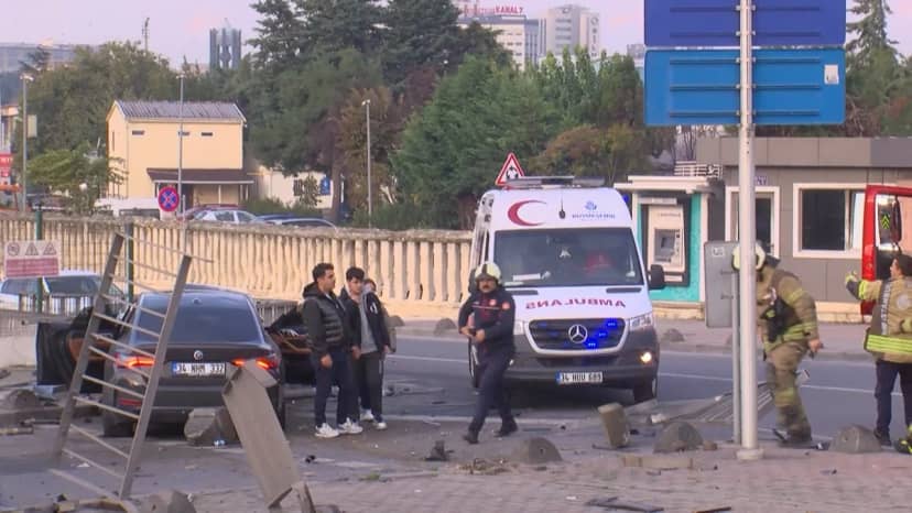 Eyüpsultan'da iddiaya göre ışıkları çalışmayan kavşakta iki araç çarpıştı, 4 yaralı