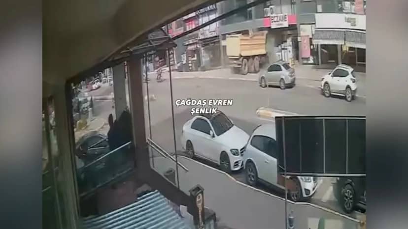 Freni boşalan hafriyat kamyonu eczaneye daldı! Ortalık savaş alanına döndü 2