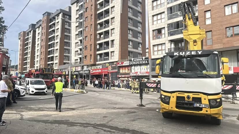 Freni boşalan hafriyat kamyonu eczaneye daldı! Ortalık savaş alanına döndü 3