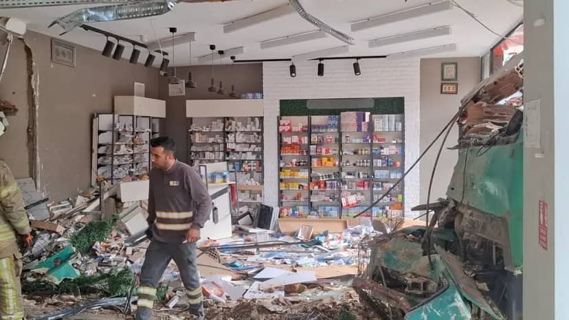 Freni boşalan hafriyat kamyonu eczaneye daldı! Ortalık savaş alanına döndü 4