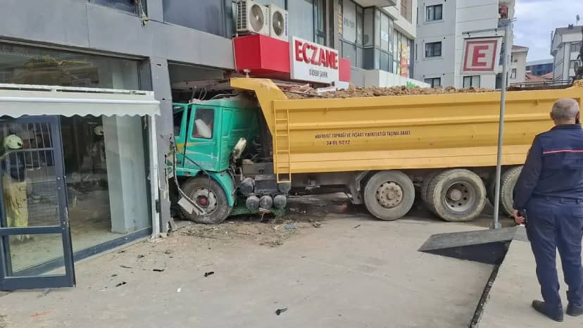 Freni boşalan hafriyat kamyonu eczaneye daldı! Ortalık savaş alanına döndü 5