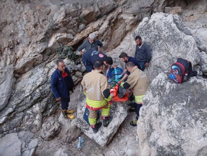 Hatay'da kayalıklardan 3 metre düşen yaralıyı itfaiye ve sahil güvenlik kurtardı